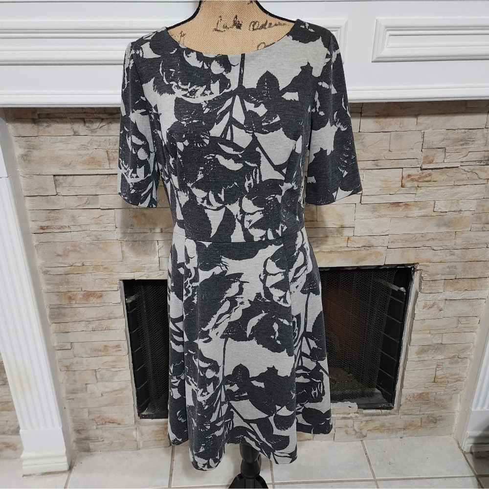 Vince Camuto black and Grey floral stretch fit n flare midi dress size 12